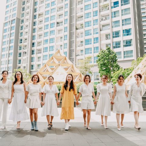 策驰栏目编辑在白板前规划内容主线并贴满便签的讨论场景